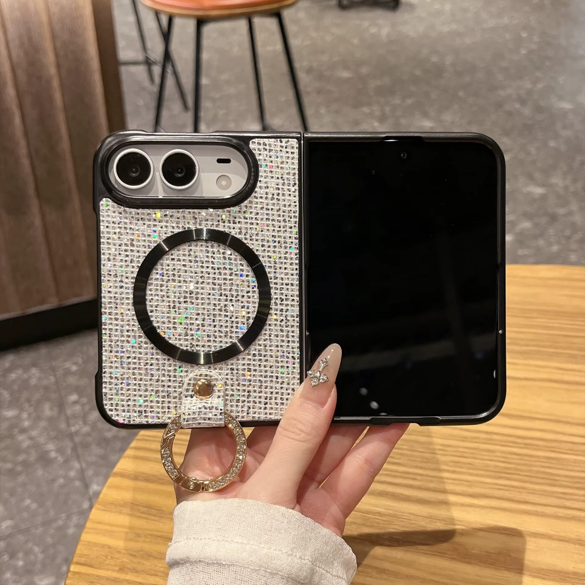 غطاء حماية قابل للطي لهاتف iPhone 18 Ultra بتصميم متكامل مع حامل مدمج ومقاوم للصدمات