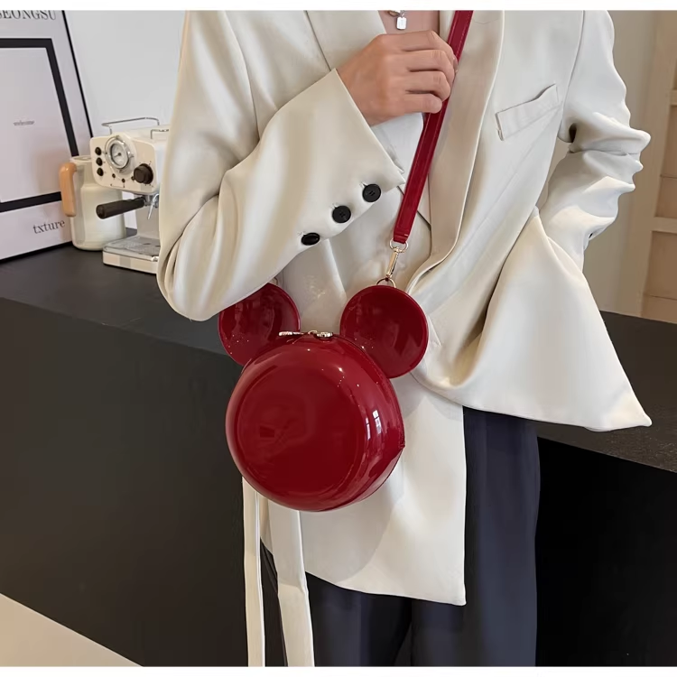 Sac bandoulière rond rouge modèle Mickey image 9