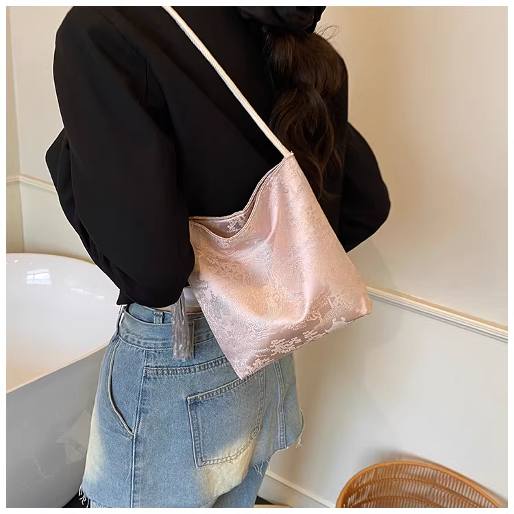 Sac épaule jacquard style chinois rose pâle image 4